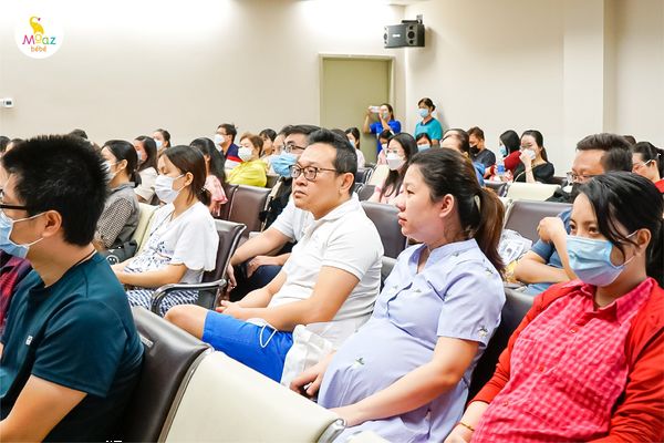 Những câu hỏi thường gặp khi mang thai: Tăng bao nhiêu ký khi mang thai là vừa? Nên ăn gì để tốt cho sức khỏe? Bị cảm có được uống thuốc không? Vitamin, khoáng chất nên uống bao nhiêu là đủ? Làm sao biết con mình phát triển tốt trong thai kỳ? Tất cả những thắc mắc đã được bệnh viện CIH giải đáp trong hội thảo tiền sản ngày 22/10.