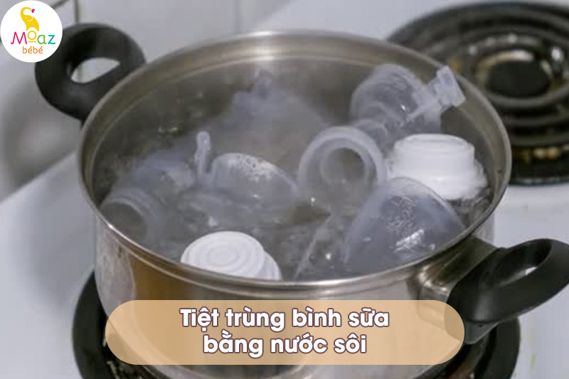Tiệt trùng bình sữa bằng nước sôi