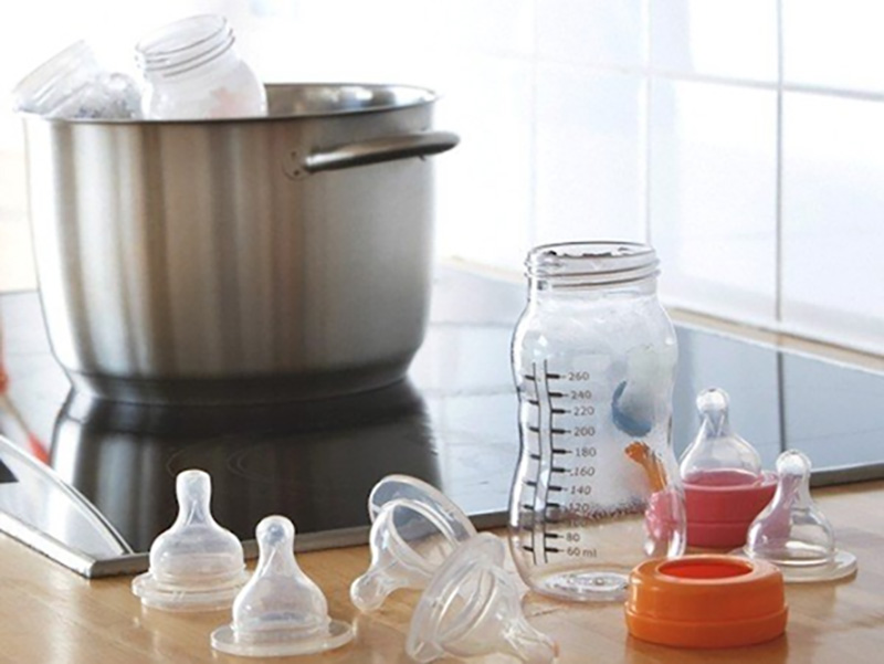 lưu ý quan trọng khi tiệt trùng bình sữa bằng nước sôi