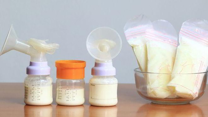 pha sữa mẹ và sữa công thức đúng cách