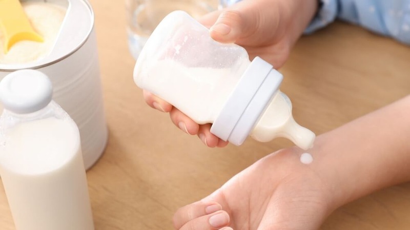 Cách kiểm tra nhiệt độ sữa phù hợp cho bé