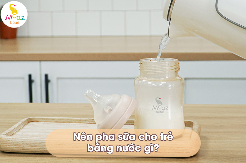 pha sữa cho trẻ sơ sinh bằng nước gì
