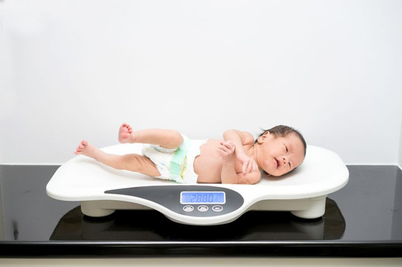 Cách cân trẻ sơ sinh tại nhà đơn giản và chính xác