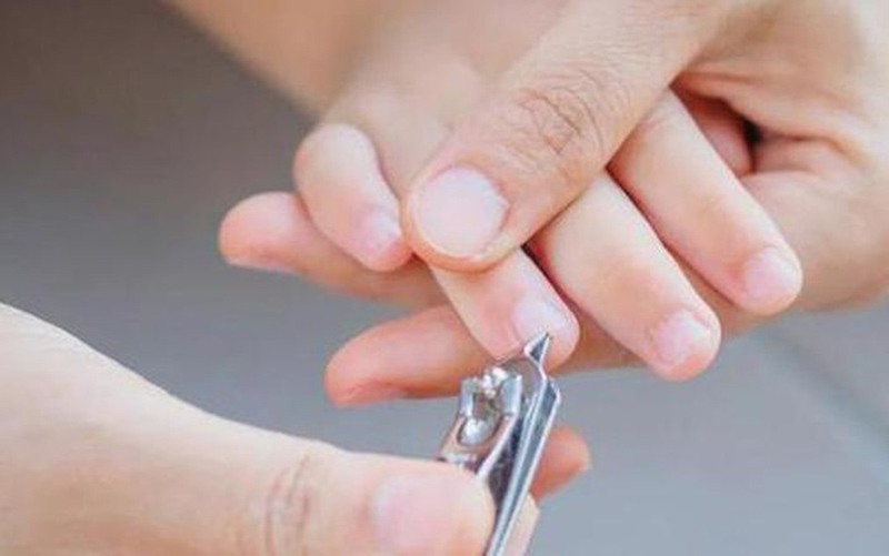 Cắt móng tay quá ngắn có sao không?